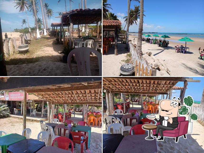 Confira a imagem apresentando interior e comida no Barraca do Rasga Rede