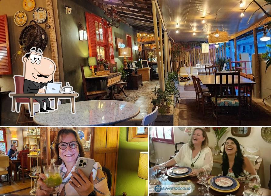 Sente em uma das mesas no Garimpo Secretário Bistrô