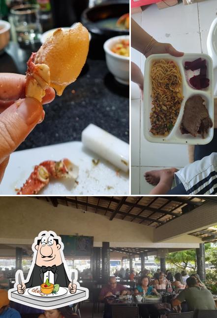 A Janaína Restaurante e Pizzaria se destaca pelo comida e mesa de jantar