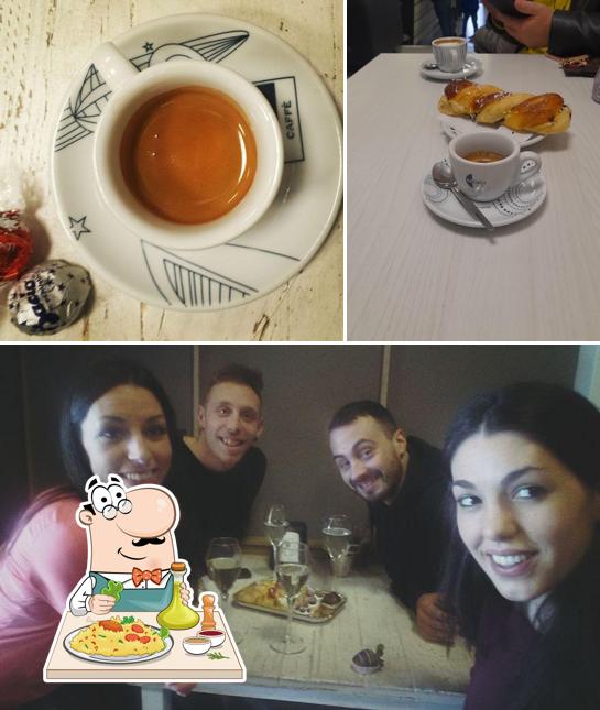 Tra le diverse cose da Bar Sorte si possono trovare la cibo e tavolo da pranzo