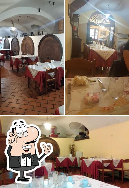 Gli interni di Osteria Banco Rosso