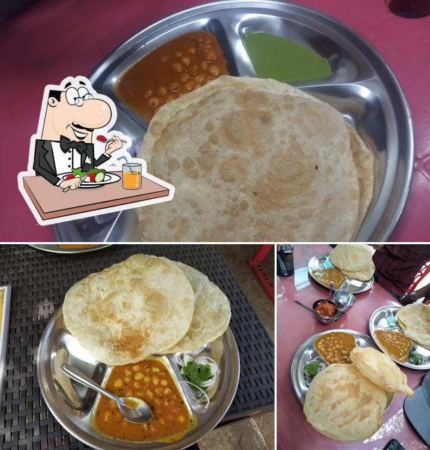 Chole bhature at kks basket Delhi streets