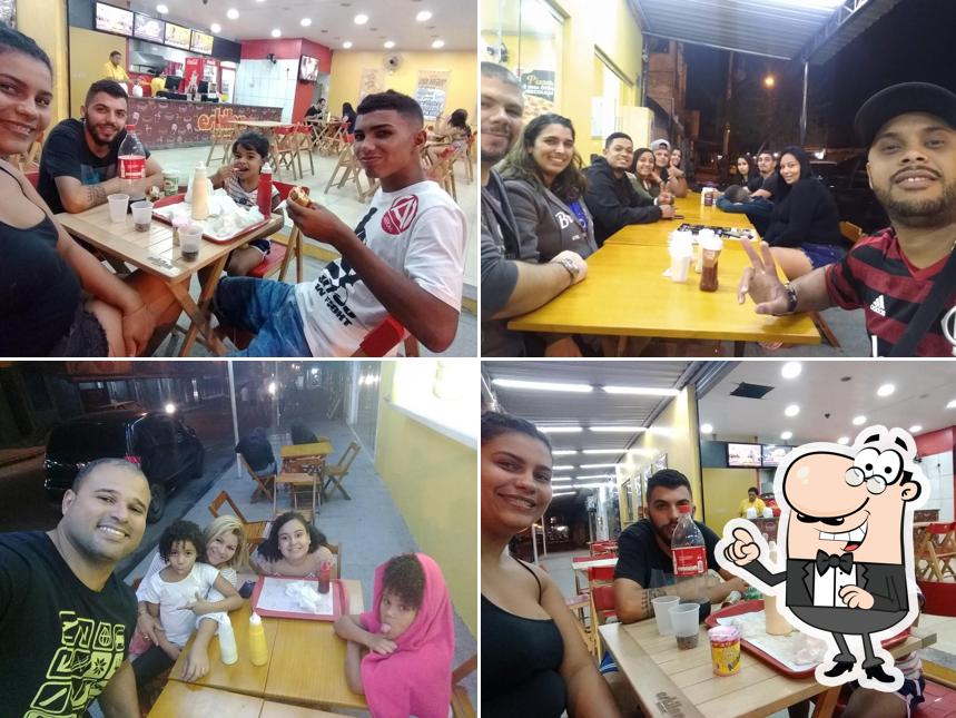 Sente em uma das mesas no Eskilan Burguer