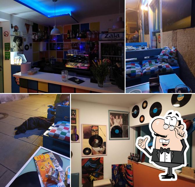 Siediti a un tavolo di 80s cafe bar