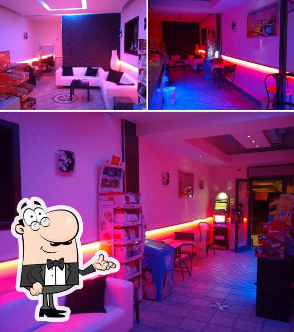 Gli interni di Angel & Devil Bar