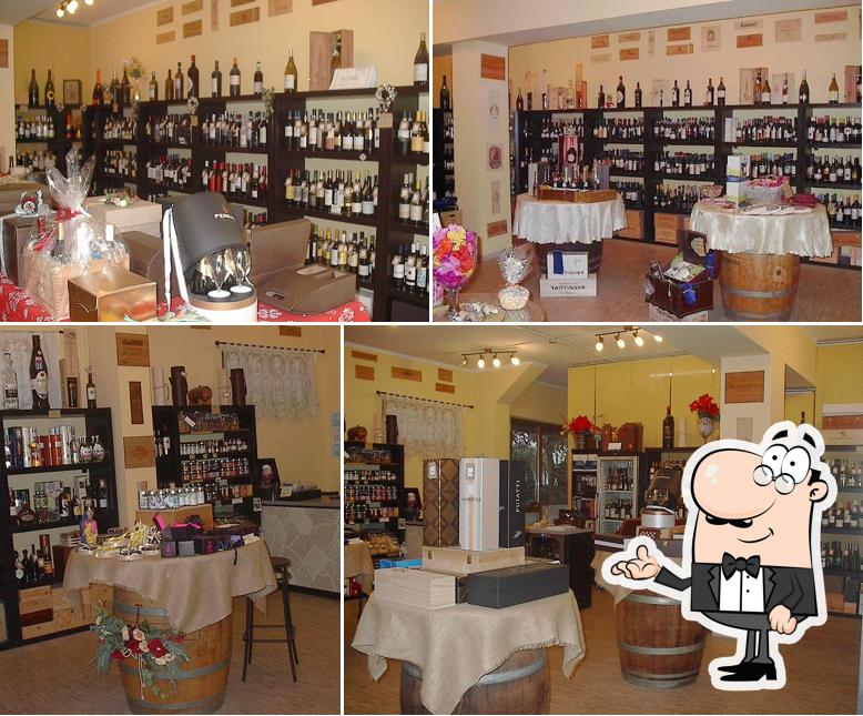 Gli interni di Enoteca Dorica