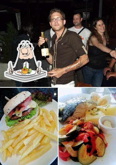 La photo de la nourriture et comptoir de bar de Chez Fridel’s