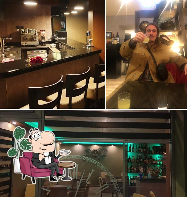 Dai un'occhiata agli interni di Times Cafe