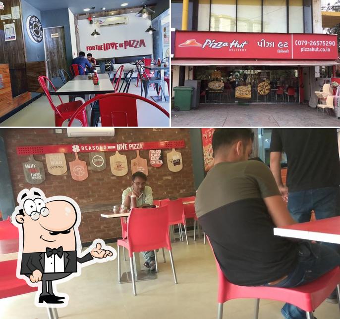 Take a seat at one of the tables at Pizza Hut Ashram Road, Ahmedabad