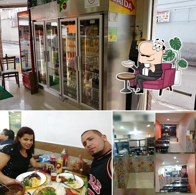 Sente em uma das mesas no Lanchonete e Restaurante Garota de Suzano