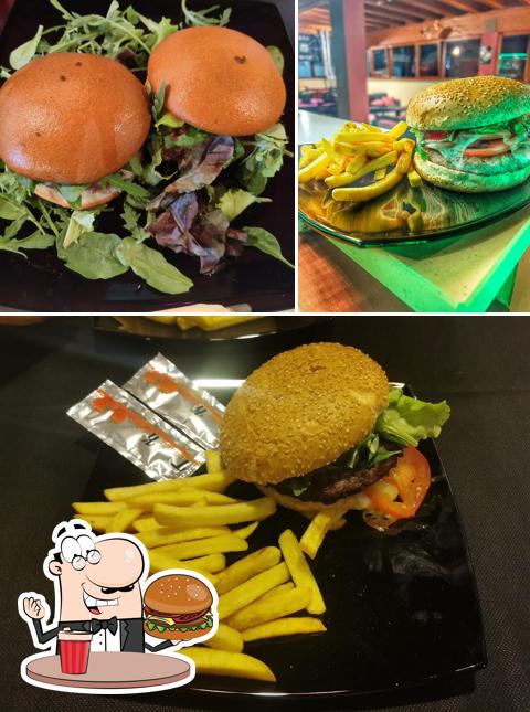 Prenditi un hamburger a Black Lotus Bistrot