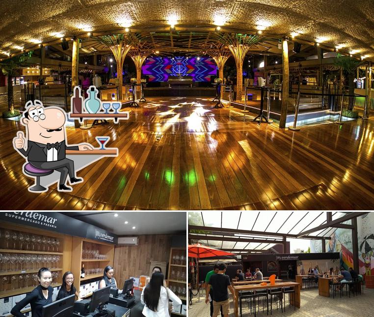 O Clube Chalezinho se destaca pelo interior e balcão de bar