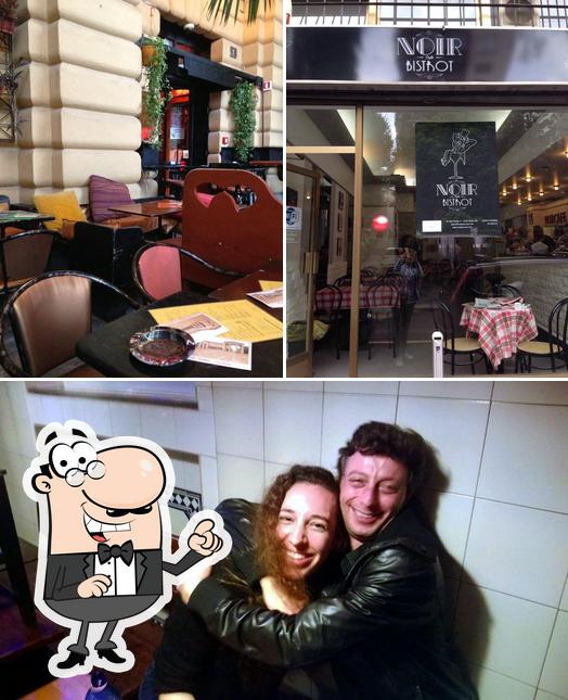 Siediti a un tavolo di noir Bistrot Cafè