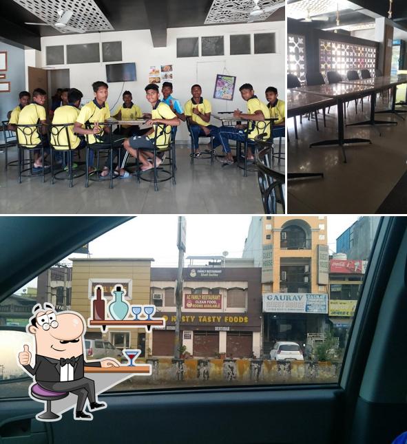 The image of Hasty Tasty Food’s interior and exterior