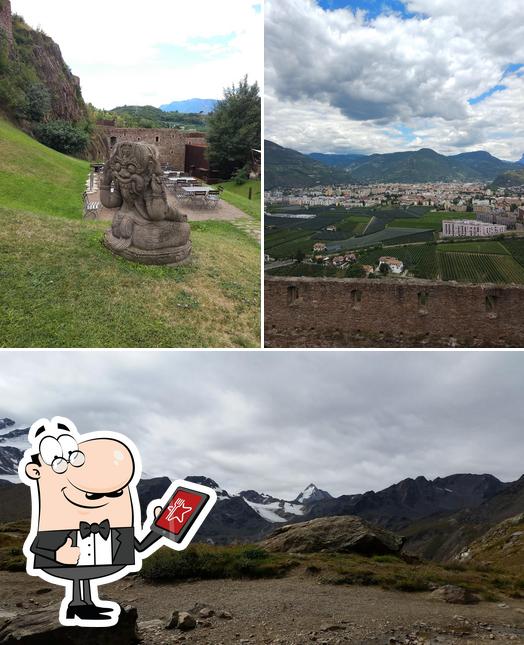 Puoi goderti l'aria fresca da seduto all'esterno di Bar MANUS zona Firmian Bolzano