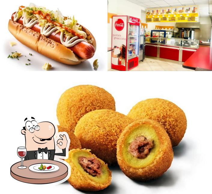 Tra le diverse cose da Euro Snack Pizzeria & Kebab Rovereto si possono trovare la cibo e interni