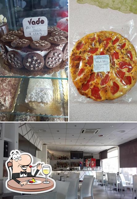 La cibo e interni del ristorante