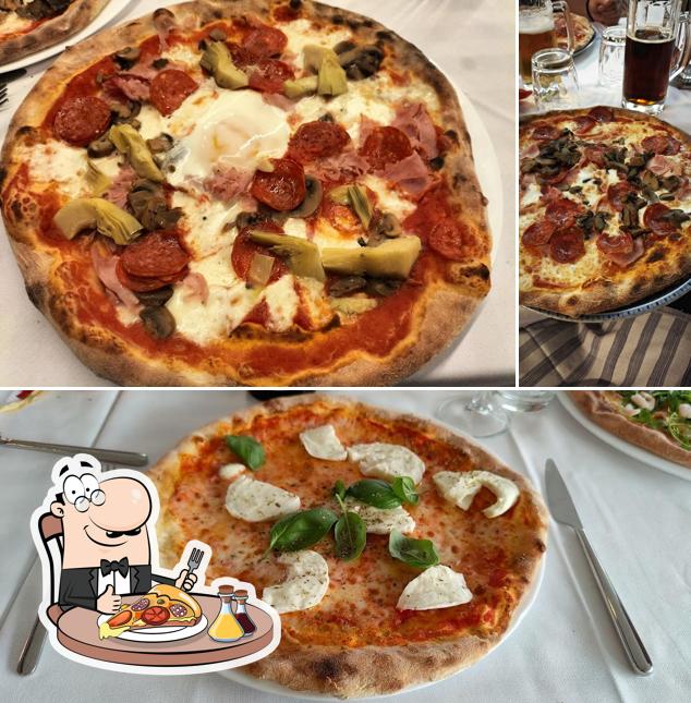 A Ristorante Pizzeria La Bussola, puoi provare una bella pizza