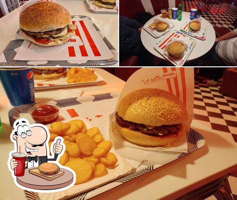 mekPer's serve un'ampia varietà di opzioni per gli amanti dell'hamburger