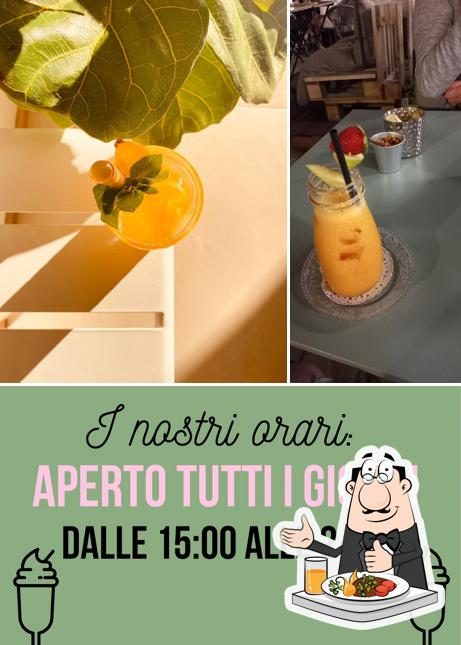 La foto di cibo e esterno da Caffè Italia Cervia