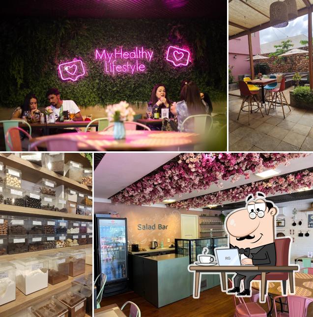 Sente em uma das mesas no Cerejeira Gastronomia Saudável