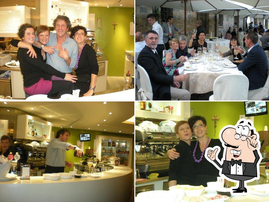 Siediti a un tavolo di Chicchera caffè Siediti a un tavolo di Chicchera caffè