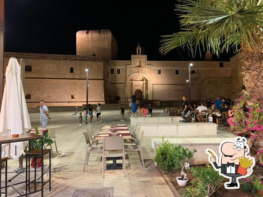 Ordina le patatine fritte a Arco Divino,Piazza Castello