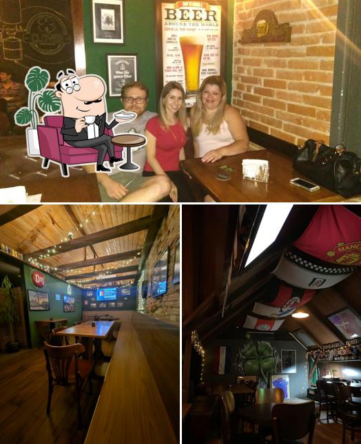 Veja imagens do interior do Clover Pub