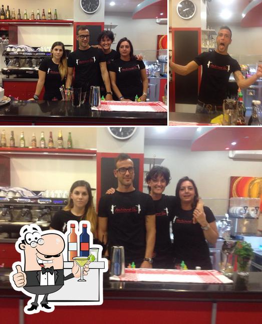 La foto della bancone da bar e esterno di Andiamo La