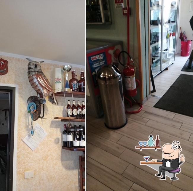 Dai un'occhiata agli interni di Bar Rita