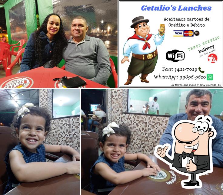 Look at this image of Getulios Lanches