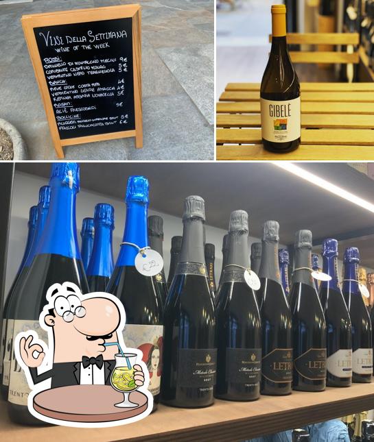 Tra le varie cose da Casa del Vino WineBar si possono trovare la bevanda e lavagna