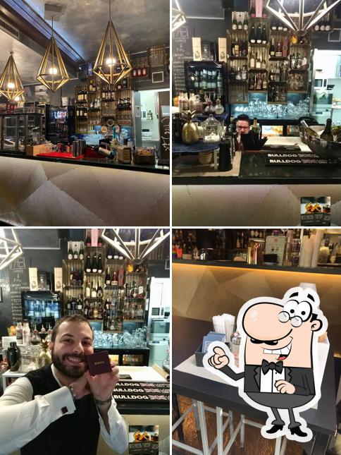 Dai un'occhiata agli interni di FAB - Coffee & Lounge Bar