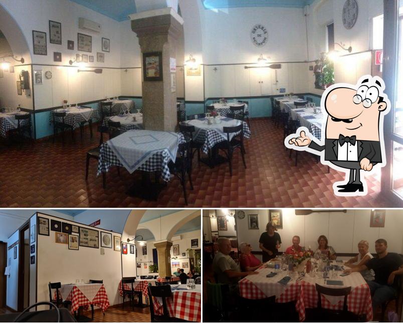 La interni e tavolo da pranzo del ristorante