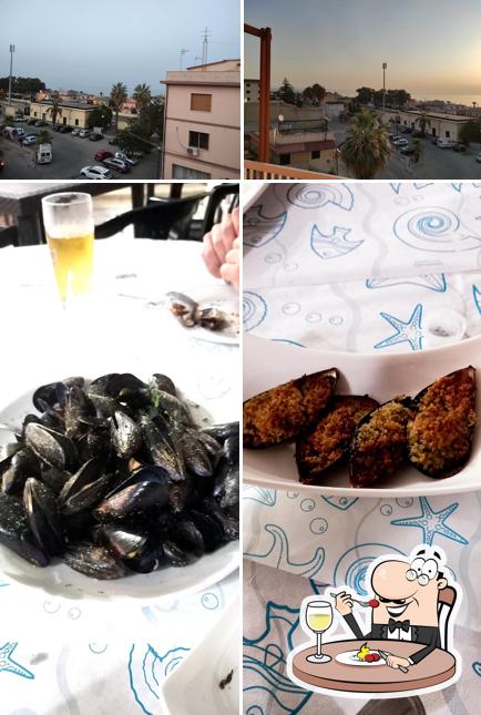 La foto della cibo e esterno di White beach Bianco (RC)