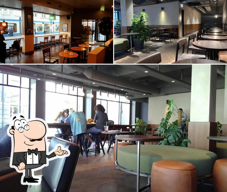 Gli interni di Starbucks