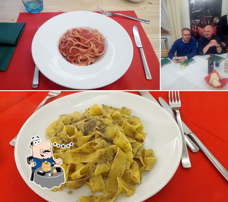 La foto di cibo e bancone da bar da MM ROSTICCERIA PIZZERIA GASTRONOMIA