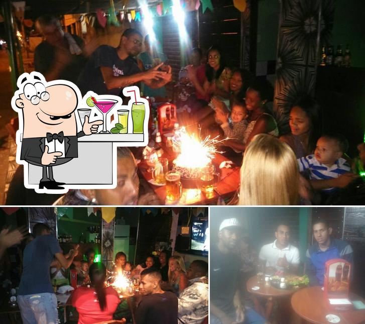 Entre diferentes coisas, balcão de bar e mesa de jantar podem ser encontrados no Rei do Chopp