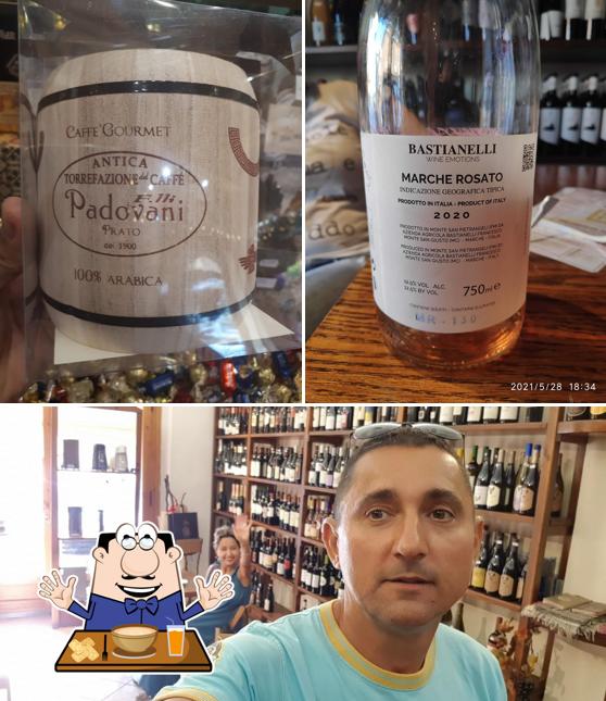 La immagine di cibo e interni da caffè Padovani