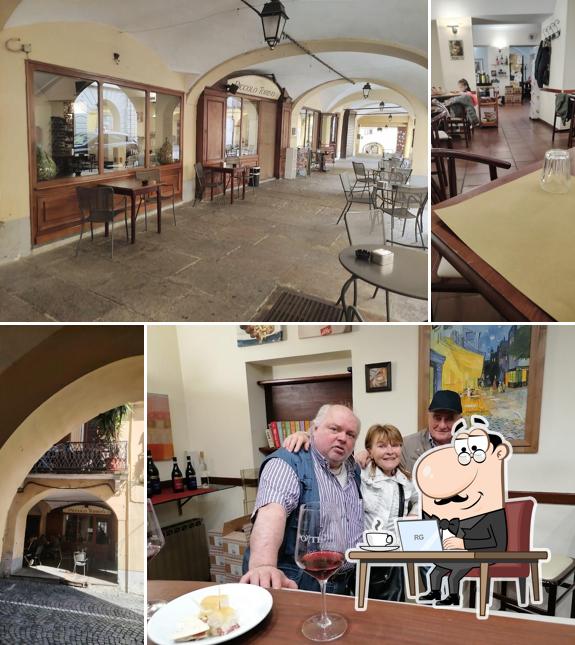 Siediti a un tavolo di Bar Piccolo Torino