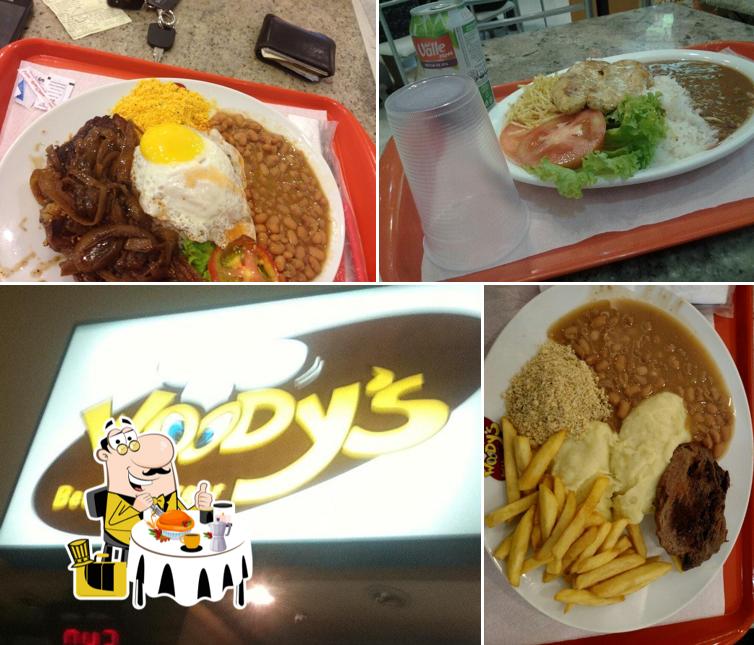 Dê uma olhada a foto mostrando comida e interior no Woody's Beef & Burger