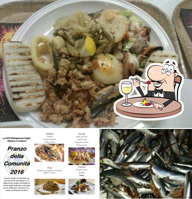 Guarda la immagine che raffigura la cibo e interni di Festa Dea Sardea