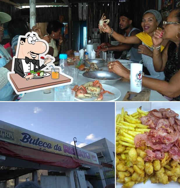 Entre diferentes coisas, comida e mesa de jantar podem ser encontrados no Boteco do Renato
