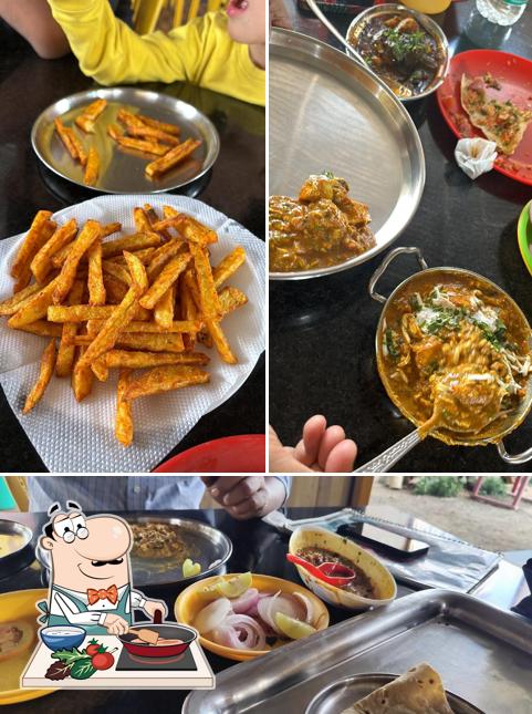 Chicken curry at हॉटेल कन्हैया