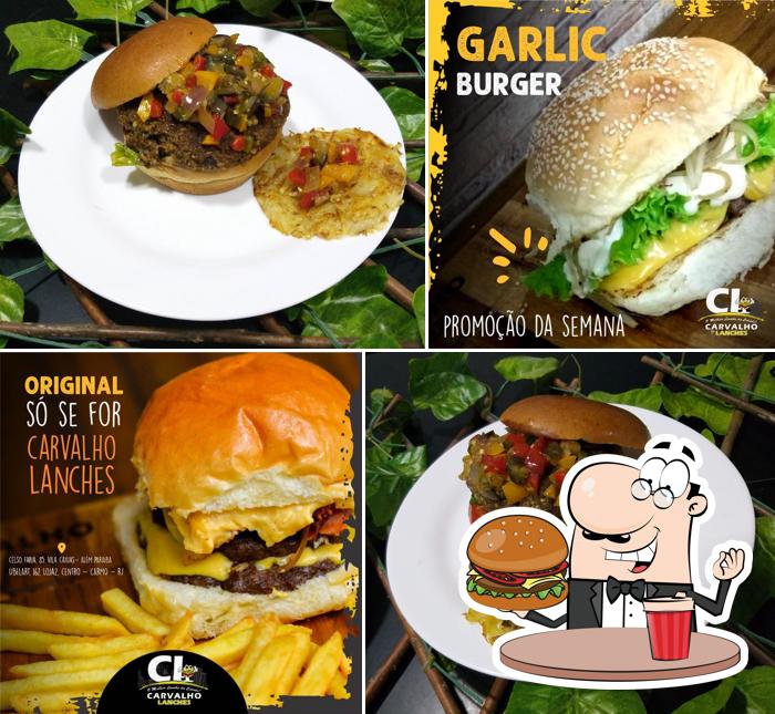 Delicie-se com um hambúrguer no Carvalho Lanches