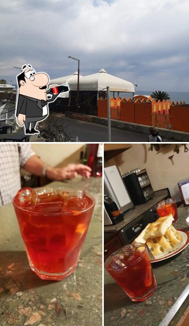 Bar Caffetteria Maxinin si caratterizza per la bevanda e esterno