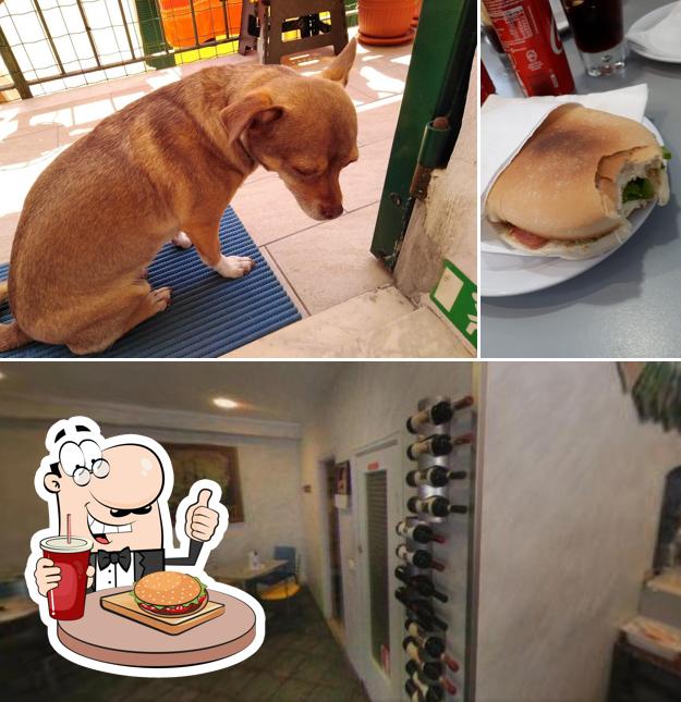 Ordina un hamburger a Bar Trinchetto Varazze
