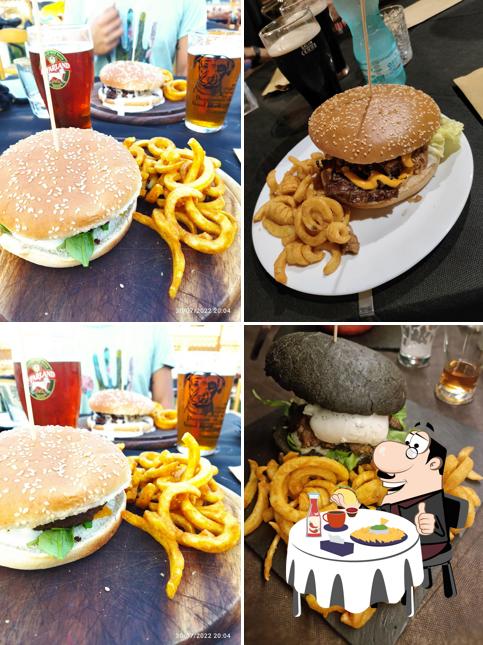 Ordina uno dei tipi di hamburger disponibili a Blanconiglio Irish Pub