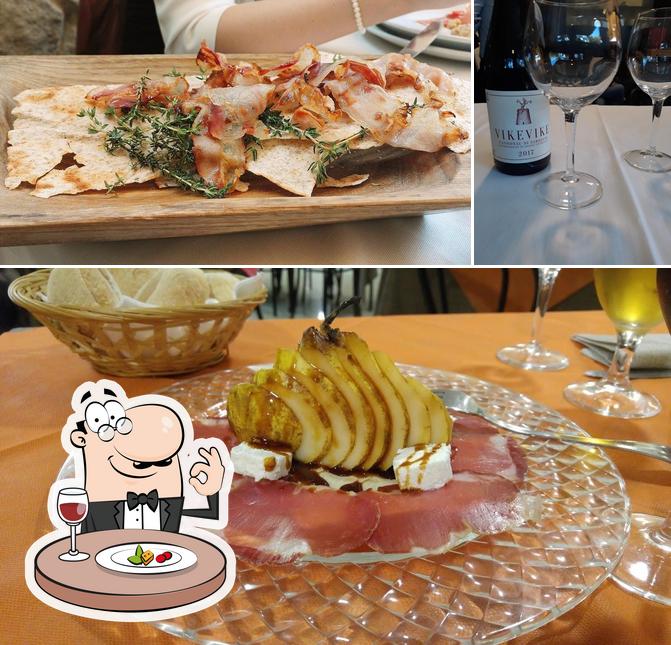 Tra le diverse cose da Lo Spiedo Sardo si possono trovare la cibo e vino