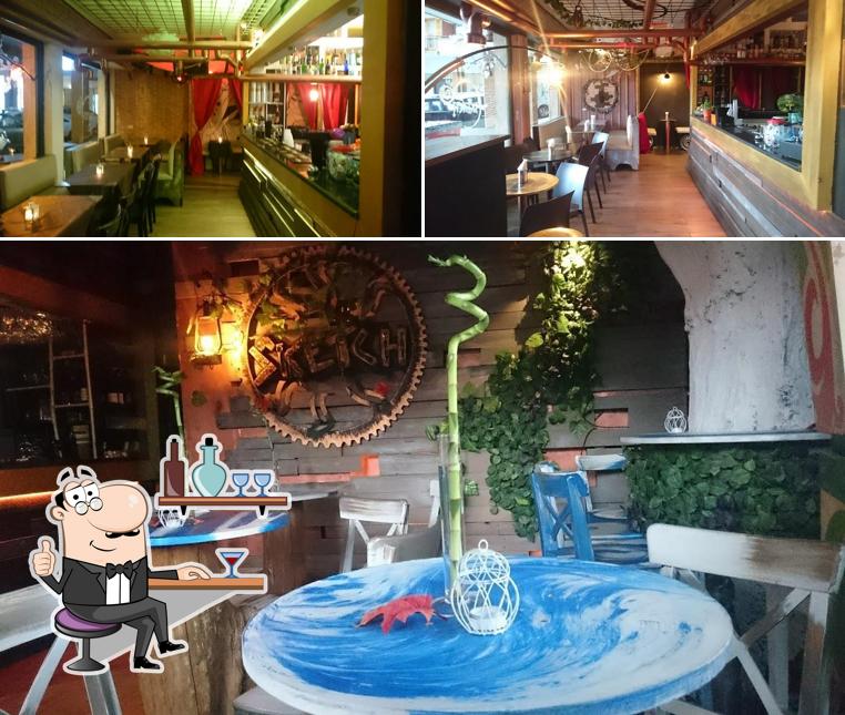 Siediti a un tavolo di Sketch Urban Art Cafè